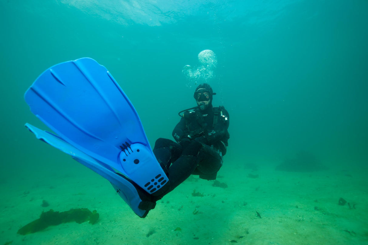 Diver presenting perfect buoyancy