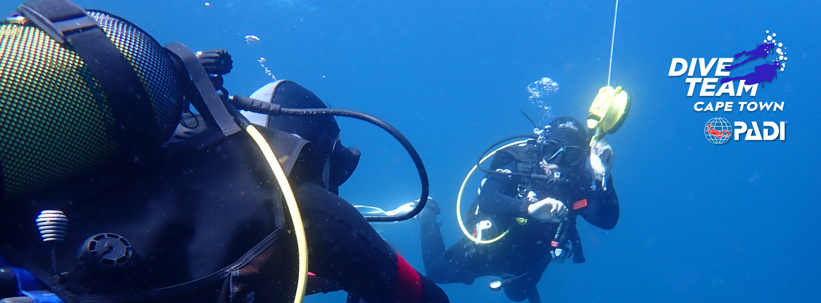 Scuba divers doing a safety stop diving with nitrox