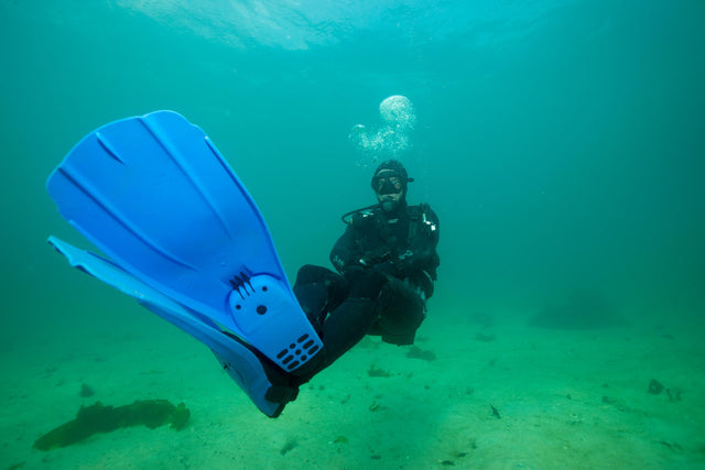 Diver presenting perfect buoyancy