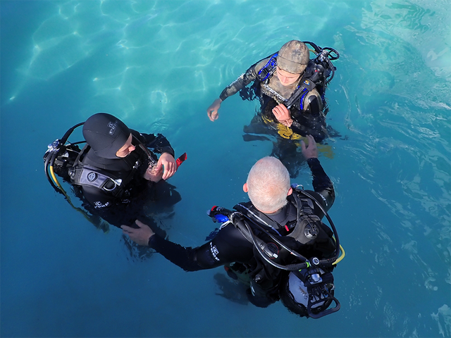 PADI instructor with two students doing the Open Water course